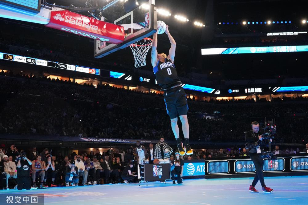 人群中的传 人群中的传